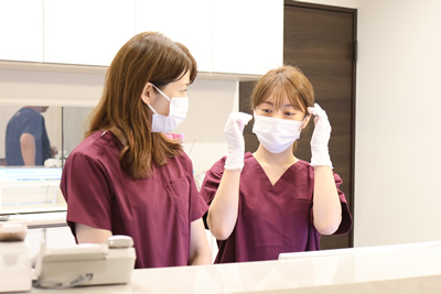 受付･検査補助先輩スタッフが受付で働いている写真